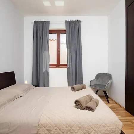아파트 Apartment Mare